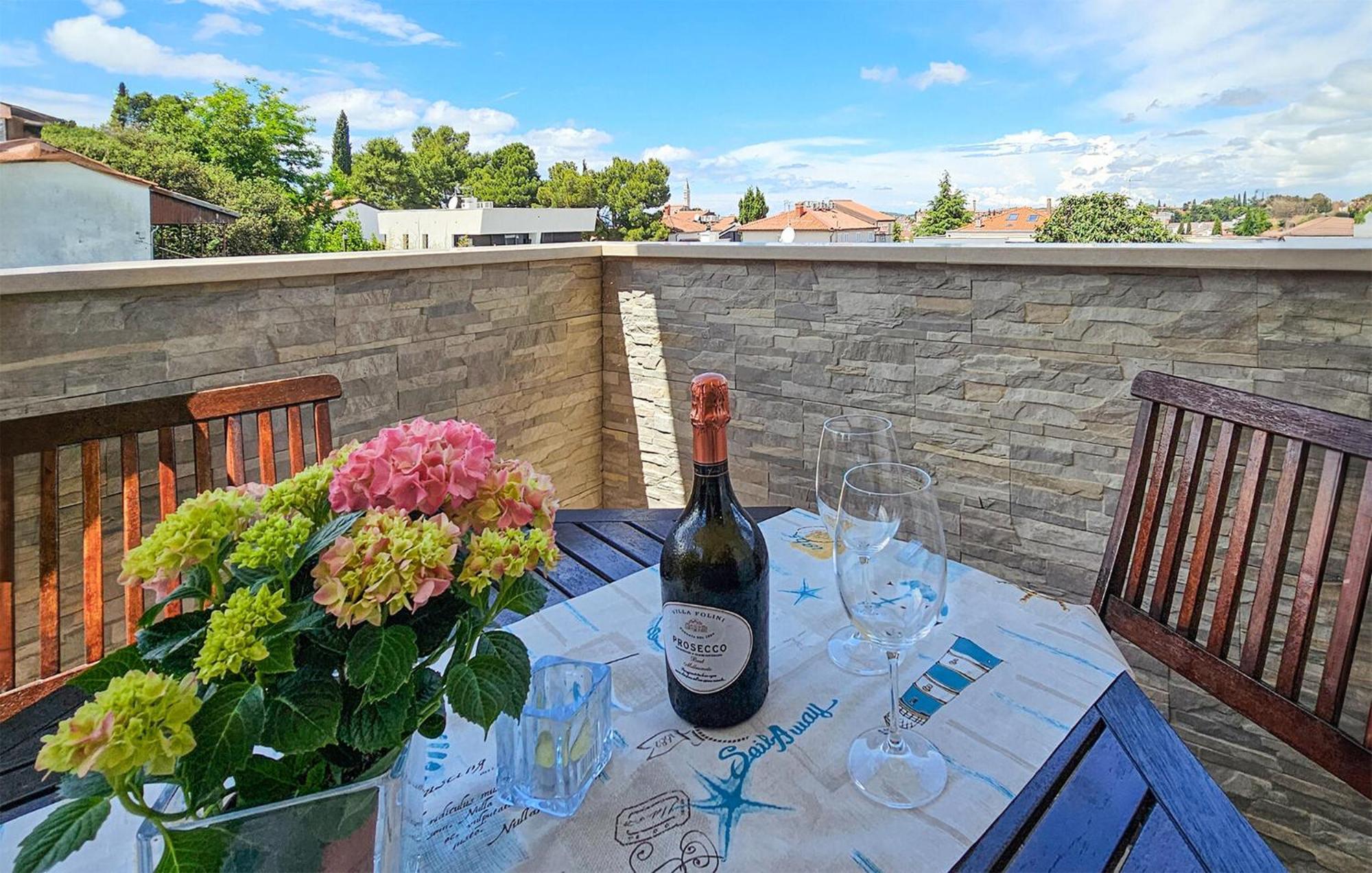 Awesome In With House Sea View Apartman